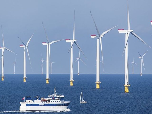 Offshore-Windkraftwerk Anholt im Kattegat / Anholt offshore wind power plant in the Kattegat