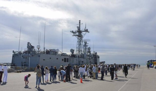 Zarpa la fragata 'Navarra' para incorporarse a la Operación Atalanta