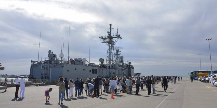 Zarpa la fragata 'Navarra' para incorporarse a la Operación Atalanta