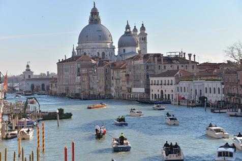 Funerali Valeria: feretro in viaggio in gondola verso Piazza San Marco