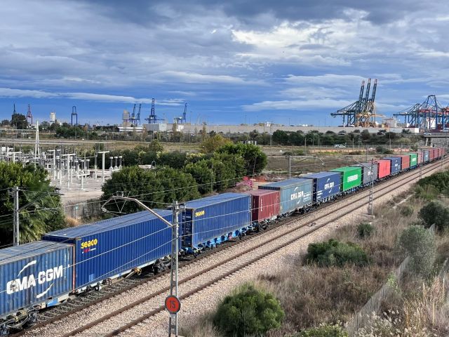 Tren-puerto-de-Valencia_