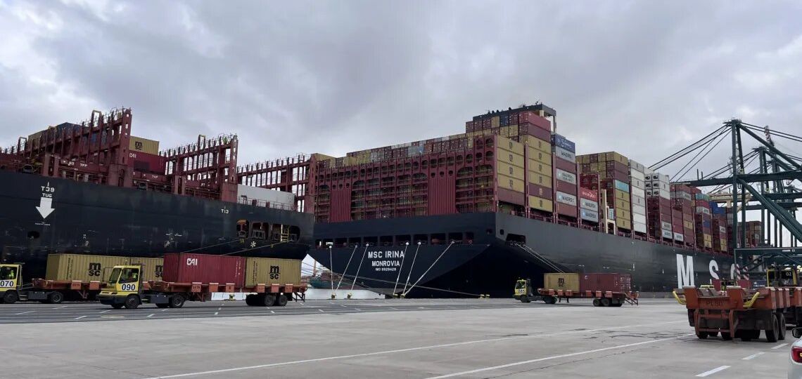 Una-de-las-terminales-del-Puerto-de-Valencia-scaled-1