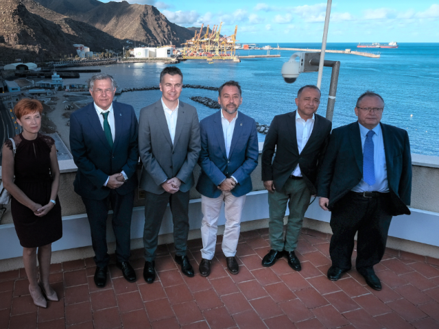 Visita-del-ministro-de-Industria-al-puerto-de-Santa-Cruz-de-Tenerife-1080x628-1