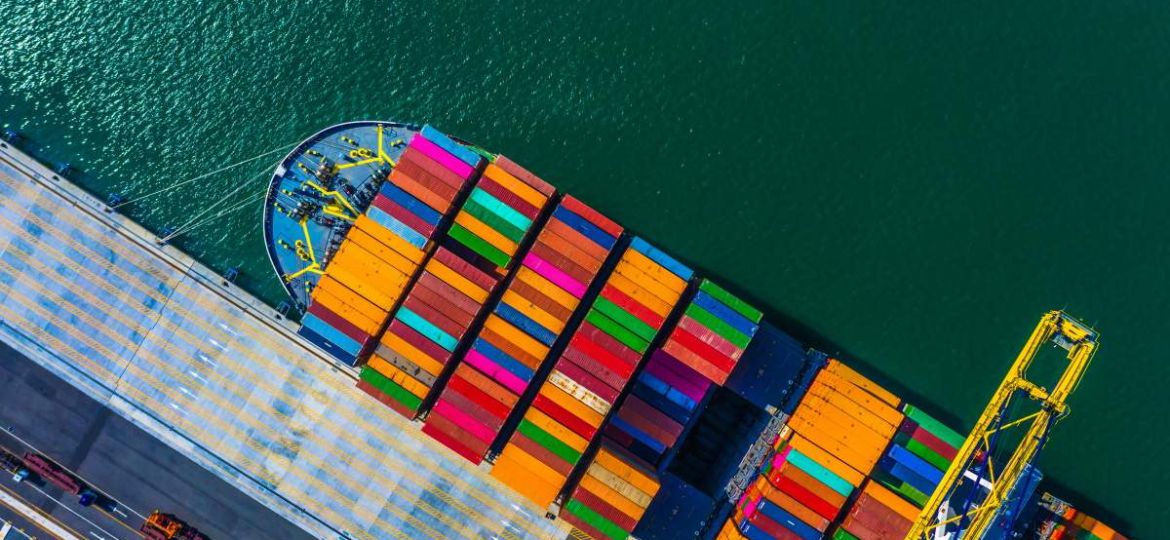 barco-carga-puerto-contenedores-istock