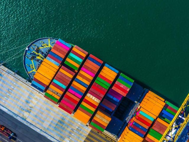 barco-carga-puerto-contenedores-istock
