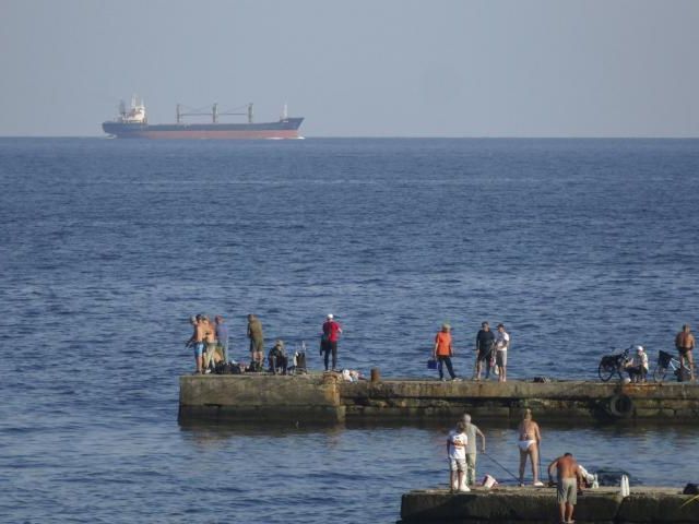 el-barco-aroyat-llega-al-puerto-maritimo-de-chornomorsk-cerca-de-odesa-al-sur-de-ucrania