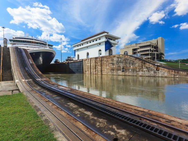 un-barco-cruza-una-de-las-esclusas-en-el-canal-de-panama