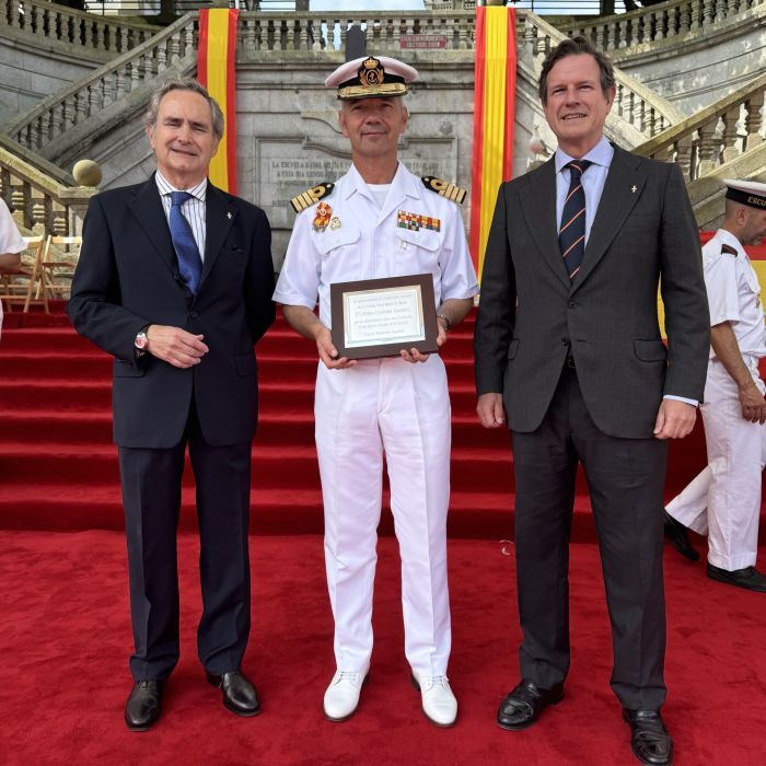 El Clúster Marítimo Español galardona a una alférez de la Escuela Naval de Marín, así como al director de la escuela