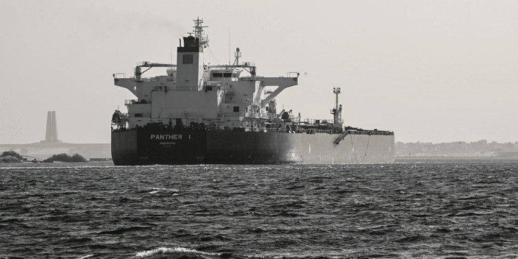 barco-en-el-mar-Rojo-750x375-1