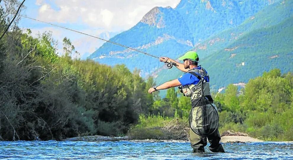 nueva-app-un-joven-pescador-en-uno-de-los-rios-de-la-provincia-altoaragonesa