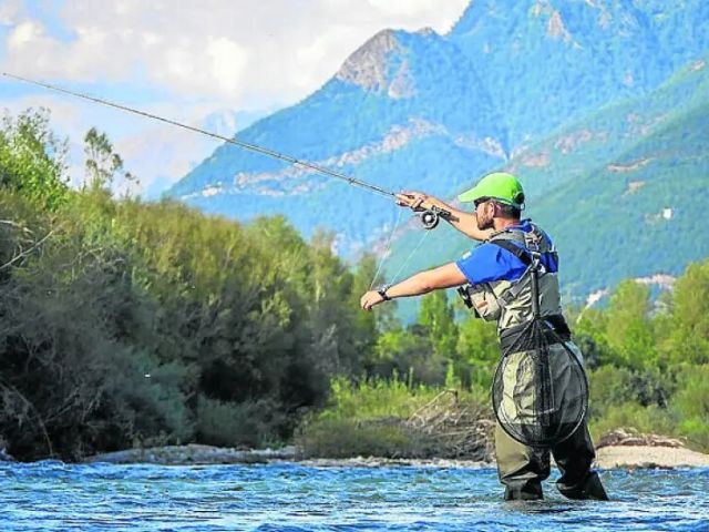 nueva-app-un-joven-pescador-en-uno-de-los-rios-de-la-provincia-altoaragonesa