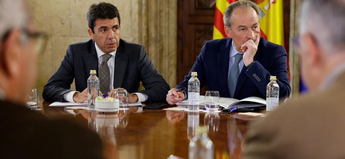 president-generalitat-carlos-mazon-conseller-agricultura-ganaderia-pesca-jose-luis-aguirre-reunion-representantes-principales-organizaciones-agrari