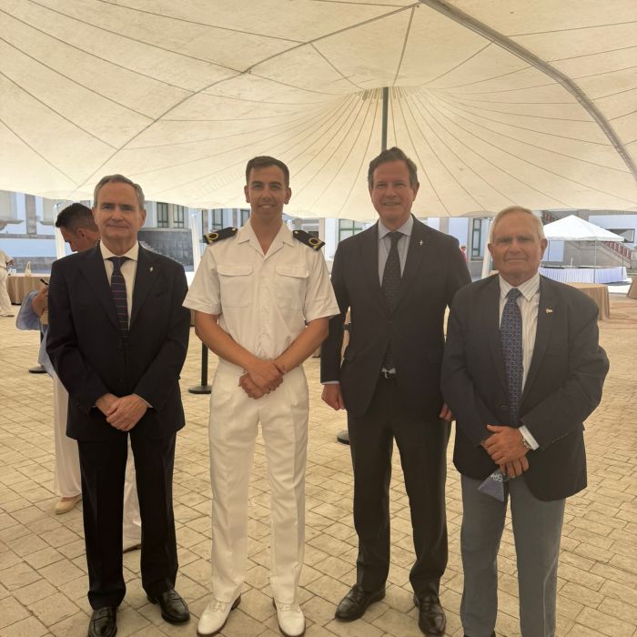 El Clúster galardona con el premio fin de carrera a Sebastián Sotomayor Toribio, alumno de la Escuela Naval Militar