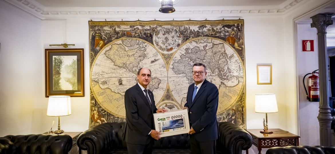 Juan Díaz Cano (izquierda) ha recibido d emanos de José Luis Martínez Dono... cupón