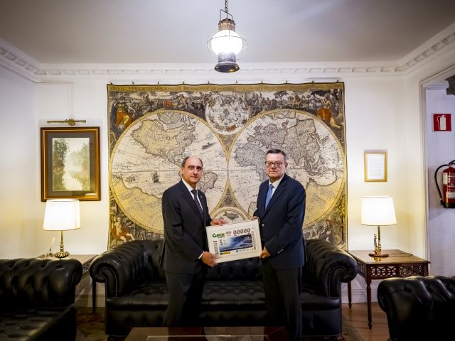 Juan Díaz Cano (izquierda) ha recibido d emanos de José Luis Martínez Dono... cupón