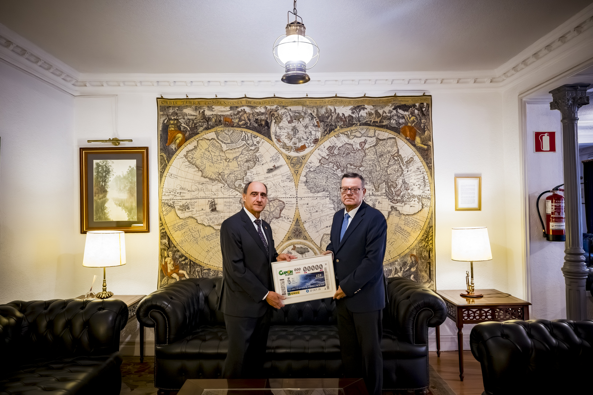 El Cupón de la ONCE felicita a la Real Liga Naval Española por sus ‘125 años al servicio de España y de la mar 13 Juan Diaz Cano izquierda ha recibido d emanos de Jose Luis Martinez Dono. cupon